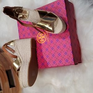 TORY BUTCH GOLD PLATFORM WEDGES, NEW, SZ 8.5